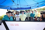 김민석 국무총리가 5일 강원 강릉시 홍제정수장에서 가뭄 관련 운반 급수 현장을 점검하고 있다.