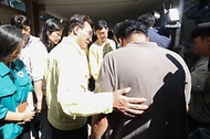 김민석 국무총리가 5일 강원 강릉시 교동 주택가에서 가뭄 관련 급수 현장 점검을 하고 있다.