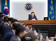 이재명 대통령이 4일 서울 용산 대통령실 청사에서 열린 9차 수석·보좌관 회의를 주재하고 있다.