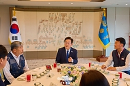 이재명 대통령이 4일 서울 용산 대통령실 청사에서 열린 양대 노총 위원장과의 오찬 간담회를 주재하고 있다.