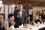 김민석 국무총리가 4일 종로구 삼청동 총리서울공관에서 열린 발달장애인 가족 초청 행사에서 인사말 및 참석자들과 기념촬영을 하고 있다.