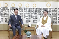 김민석 국무총리가 3일 전북 익산 원불교 중앙총부를 방문, 왕산 성도종 종법사를 예방, 인사 및 환담을 나누고 있다.