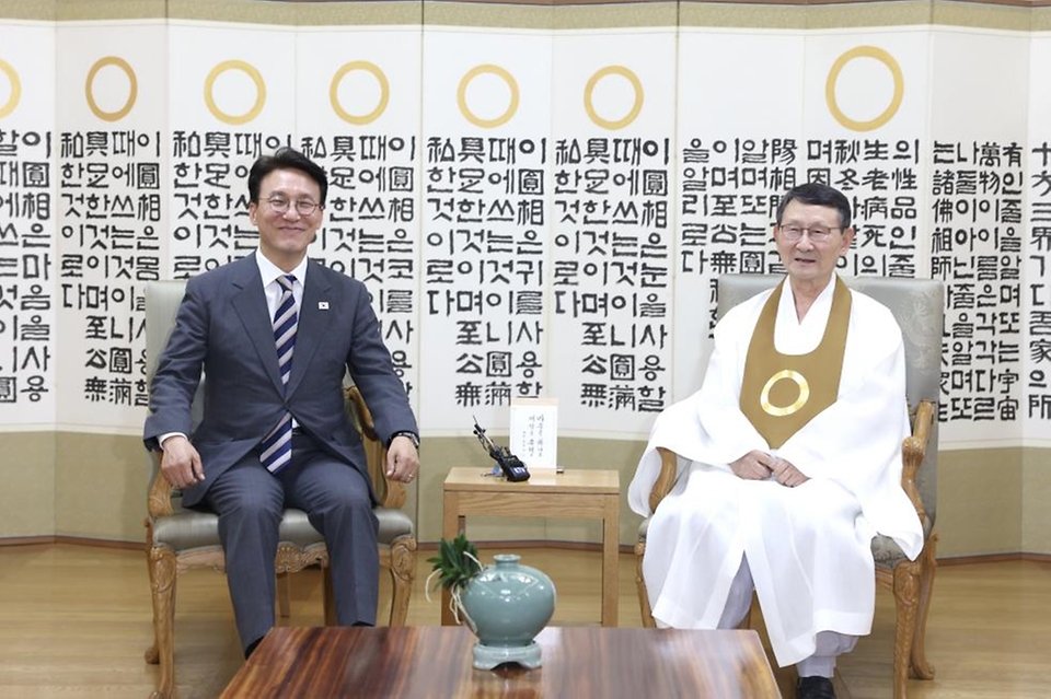김민석 국무총리가 3일 전북 익산 원불교 중앙총부를 방문, 왕산 성도종 종법사를 예방, 인사 및 환담을 나누고 있다.