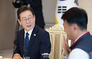 이재명 대통령이 4일 서울 용산 대통령실 청사에서 열린 양대 노총 위원장과의 오찬 간담회를 주재하고 있다.