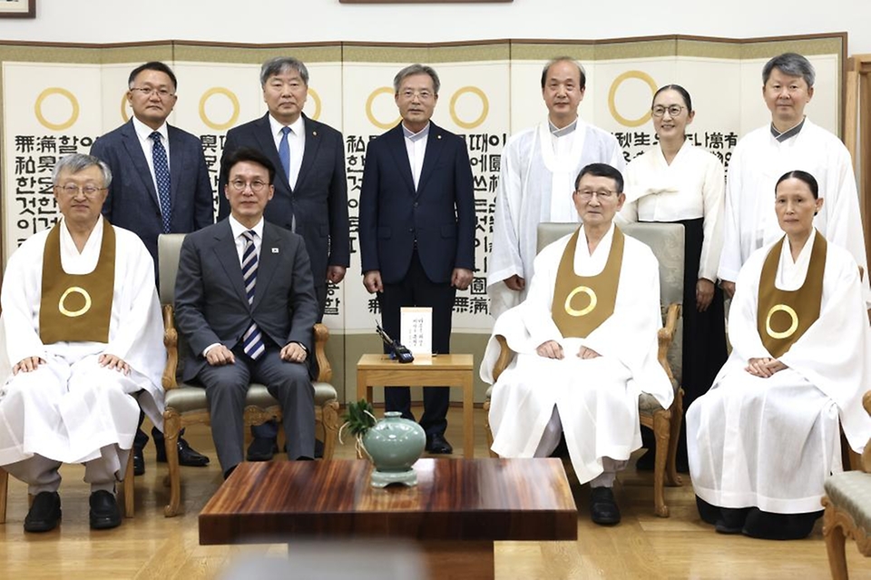 김민석 국무총리가 3일 전북 익산 원불교 중앙총부를 방문, 왕산 성도종 종법사를 예방, 인사 및 환담을 나누고 있다.