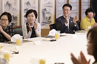 김민석 국무총리가 4일 종로구 삼청동 총리서울공관에서 열린 발달장애인 가족 초청 행사에서 인사말 및 참석자들과 기념촬영을 하고 있다.