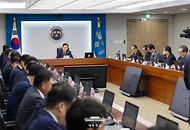 이재명 대통령이 4일 서울 용산 대통령실 청사에서 열린 9차 수석·보좌관 회의를 주재하고 있다.