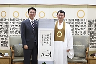 김민석 국무총리가 3일 전북 익산 원불교 중앙총부를 방문, 왕산 성도종 종법사를 예방, 인사 및 환담을 나누고 있다.