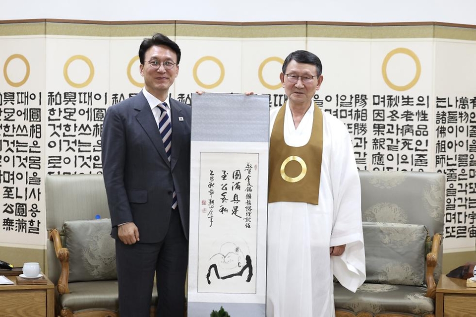 김민석 국무총리가 3일 전북 익산 원불교 중앙총부를 방문, 왕산 성도종 종법사를 예방, 인사 및 환담을 나누고 있다.