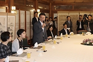 김민석 국무총리가 4일 종로구 삼청동 총리서울공관에서 열린 발달장애인 가족 초청 행사에서 인사말 및 참석자들과 기념촬영을 하고 있다.