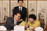 김민석 국무총리가 4일 종로구 삼청동 총리서울공관에서 열린 발달장애인 가족 초청 행사에서 인사말 및 참석자들과 기념촬영을 하고 있다.