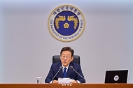 이재명 대통령이 4일 서울 용산 대통령실 청사에서 열린 9차 수석·보좌관 회의를 주재하고 있다.