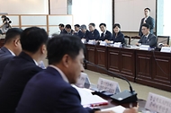김민석 국무총리가 5일 세종대로 정부서울청사에서 열린 APEC 정상회의 준비위원회를 주재하고 있다.
