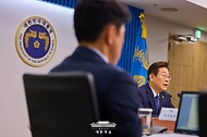 이재명 대통령이 4일 서울 용산 대통령실 청사에서 열린 9차 수석·보좌관 회의를 주재하고 있다.