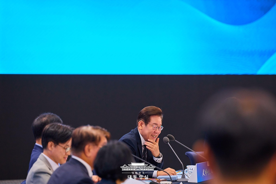 이재명 대통령이 5일 인천 송도 컨벤시아에서 열린 바이오 혁신 토론회를 주재하고 있다.