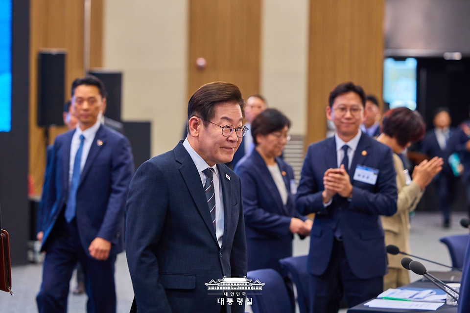 이재명 대통령이 5일 인천 송도 컨벤시아에서 열린 바이오 혁신 토론회를 주재하고 있다.