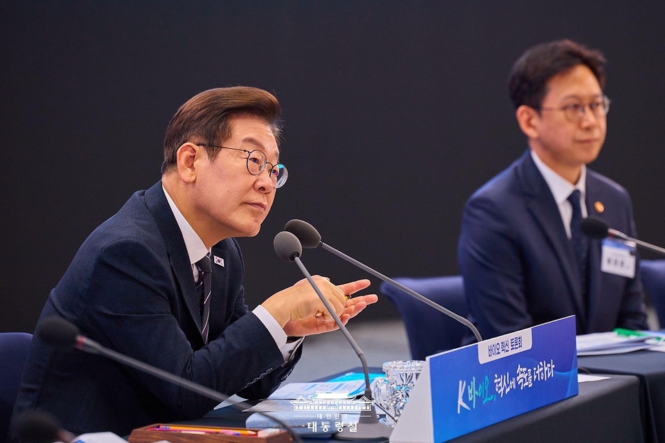 이재명 대통령이 5일 인천 송도 컨벤시아에서 열린 바이오 혁신 토론회를 주재하고 있다.