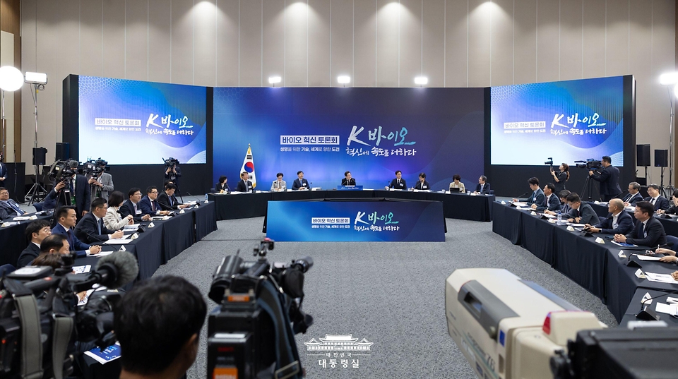 이재명 대통령이 5일 인천 송도 컨벤시아에서 열린 바이오 혁신 토론회를 주재하고 있다.