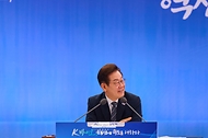 이재명 대통령이 5일 인천 송도 컨벤시아에서 열린 바이오 혁신 토론회를 주재하고 있다.