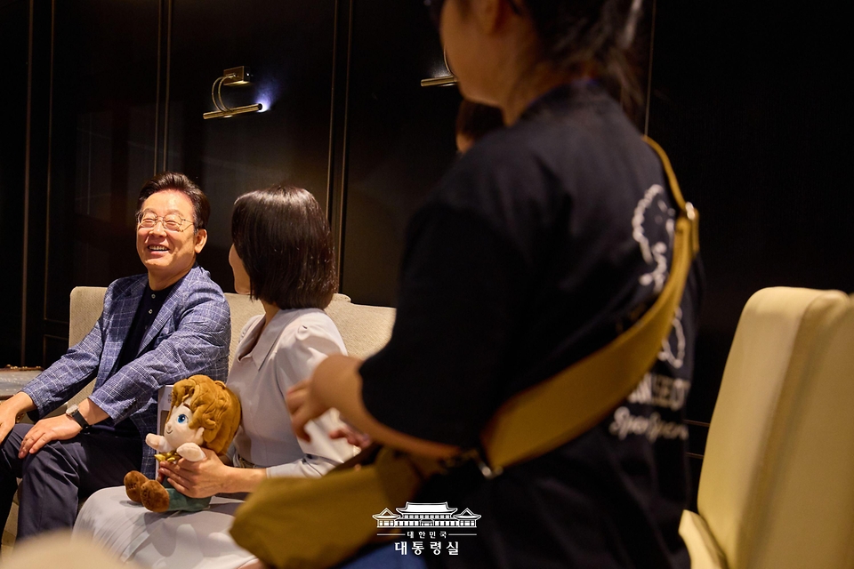 이재명 대통령과 김혜경 여사가 6일 서울 용산구의 한 영화관에서 영락보린원 원생 30여 명과 함께 한국 애니메이션 '킹 오브 킹스(The King of Kings)'를 관람하기 전 대화를 나누고 있다.