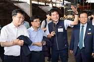 김성환 환경부 장관이 5일 전북 완주군 소재 고산농협 경축순환자원화센터 가축분뇨 퇴·액비 제조시설을 방문하여 처리 과정을 살펴보고 암모니아 등 대기오염물질 관리 강화를 당부하고 있다.