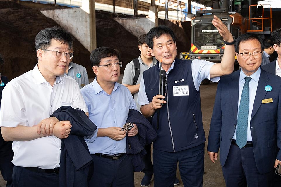 김성환 환경부 장관이 5일 전북 완주군 소재 고산농협 경축순환자원화센터 가축분뇨 퇴·액비 제조시설을 방문하여 처리 과정을 살펴보고 암모니아 등 대기오염물질 관리 강화를 당부하고 있다.