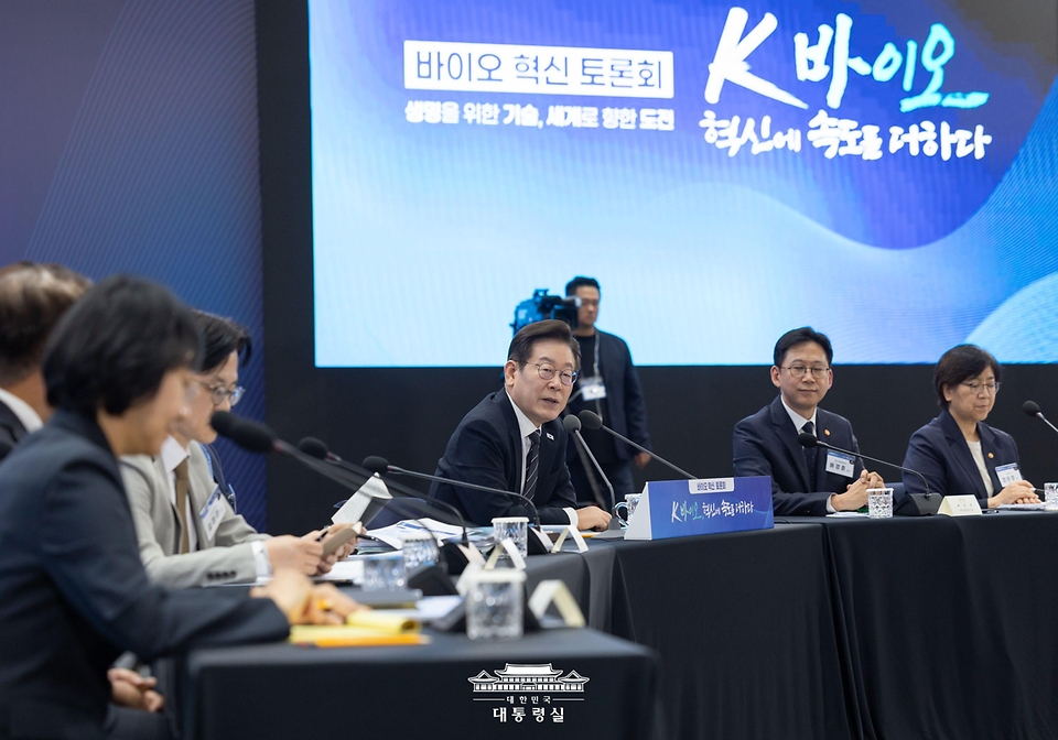 이재명 대통령이 5일 인천 송도 컨벤시아에서 열린 바이오 혁신 토론회에서 발언하고 있다.