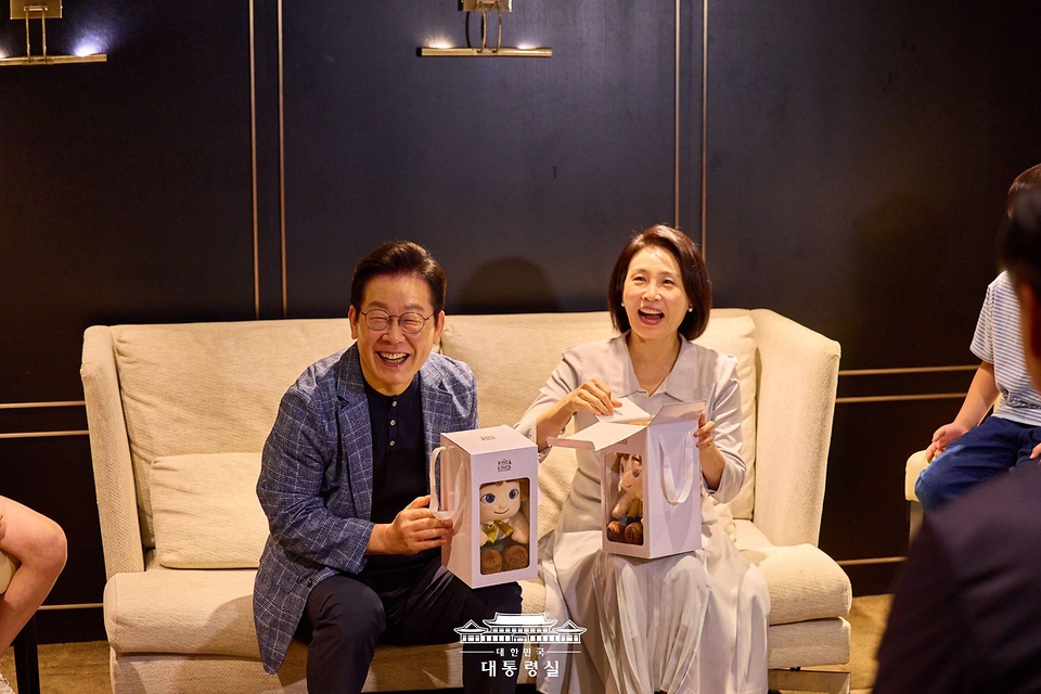 이재명 대통령과 김혜경 여사가 6일 서울 용산구의 한 영화관에서 영락보린원 원생 30여 명과 함께 한국 애니메이션 '킹 오브 킹스(The King of Kings)'를 관람하기 전 대화를 나누고 있다.