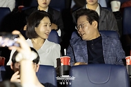 이재명 대통령과 김혜경 여사가 6일 서울 용산구의 한 영화관에서 영락보린원 원생 30여 명과 함께 한국 애니메이션 '킹 오브 킹스(The King of Kings)'를 관람하고 있다.
