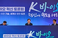 이재명 대통령이 5일 인천 송도 컨벤시아에서 열린 바이오 혁신 토론회에서 발언하고 있다.