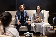 이재명 대통령과 김혜경 여사가 6일 서울 용산구의 한 영화관에서 영락보린원 원생 30여 명과 함께 한국 애니메이션 '킹 오브 킹스(The King of Kings)'를 관람하기 전 대화를 나누고 있다.