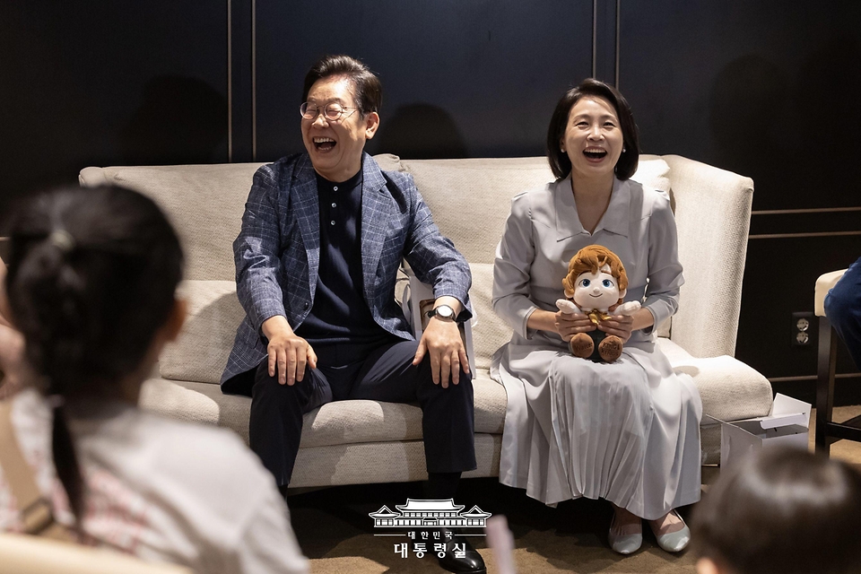 이재명 대통령과 김혜경 여사가 6일 서울 용산구의 한 영화관에서 영락보린원 원생 30여 명과 함께 한국 애니메이션 '킹 오브 킹스(The King of Kings)'를 관람하기 전 대화를 나누고 있다.