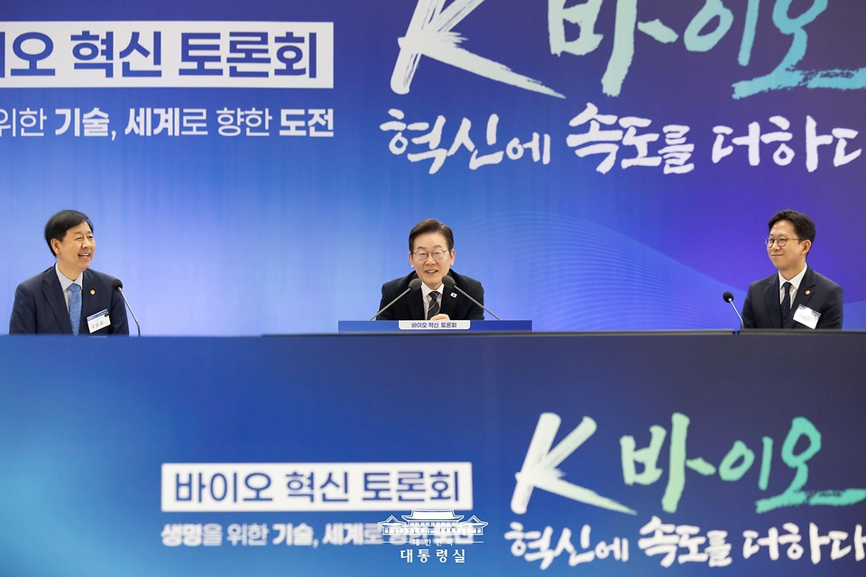 이재명 대통령이 5일 인천 송도 컨벤시아에서 열린 바이오 혁신 토론회에서 발언하고 있다.