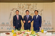 이재명 대통령이 8일 용산 대통령실에서 열린 여·야 지도부 오찬 회동 참석자들과 기념촬영을 하고 있다.