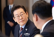 이재명 대통령이 8일 서울 용산 대통령실 청사에서 열린 여·야 지도부 오찬 회동에서 장동혁 국민의힘 대표 발언을 듣고 있다.