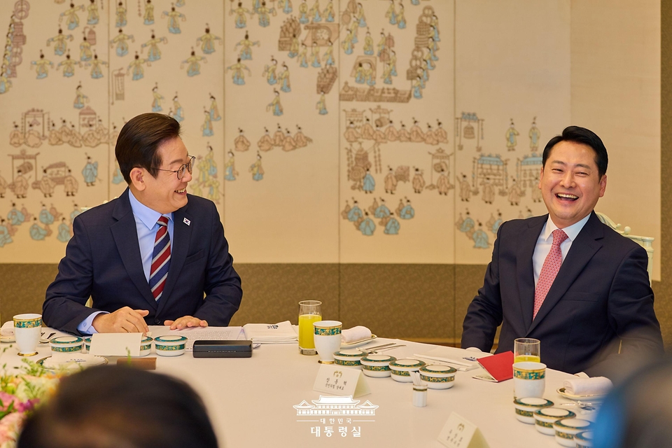 이재명 대통령이 8일 서울 용산 대통령실 청사에서 열린 여·야 지도부 오찬 회동에서 장동혁 국민의힘 대표와 대화하고 있다.
