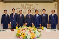 이재명 대통령이 8일 용산 대통령실에서 열린 여·야 지도부 오찬 회동 참석자들과 기념촬영을 하고 있다.