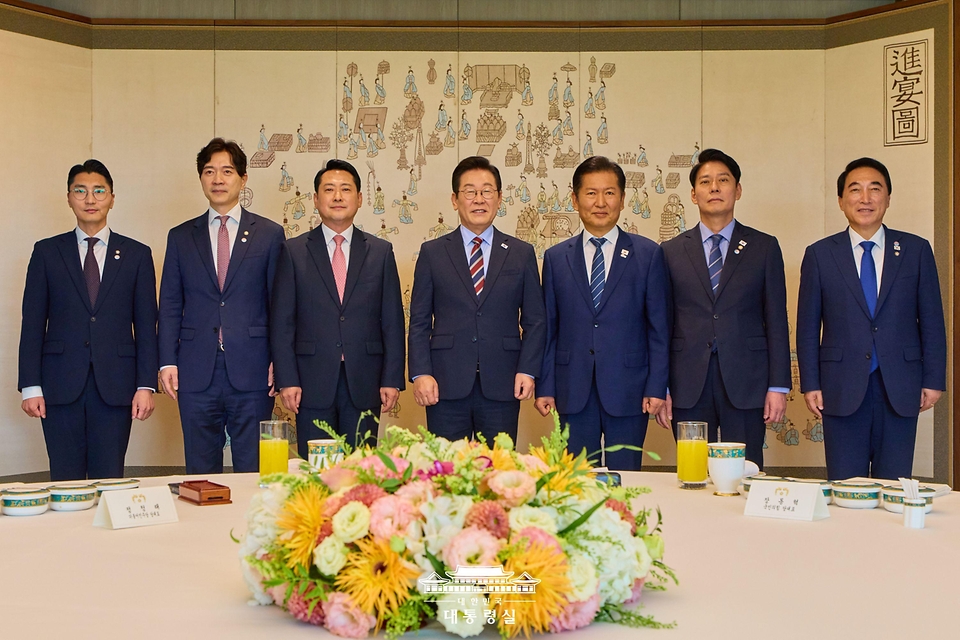 이재명 대통령이 8일 용산 대통령실에서 열린 여·야 지도부 오찬 회동 참석자들과 기념촬영을 하고 있다.
