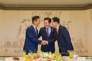 이재명 대통령이 8일 용산 대통령실에서 열린 여·야 지도부 오찬 회동에 앞서 정청래 더불어민주당 대표와 장동혁 국민의힘 대표의 악수 모습을 보며 밝게 웃고 있다.