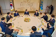 이재명 대통령이 8일 서울 용산 대통령실 청사에서 열린 여·야 지도부 오찬 회동에서 발언하고 있다. 
