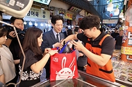 노용석 중소벤처기업부 차관이 1일 경기 수원 못골시장을 방문해 온누리 상품권 가맹점을 둘러보며 상인과 소통하고 있다.