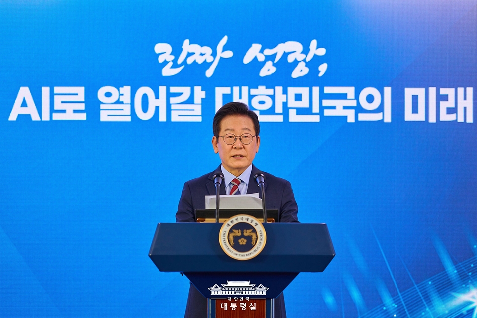 이재명 대통령이 8일 서울 중구 서울스퀘어에서 열린 ‘대한민국, AI로 날다’ 국가인공지능(AI) 전략위원회 출범식에서 발언을 하고 있다. 