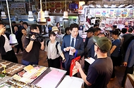 노용석 중소벤처기업부 차관이 1일 경기 수원 못골시장을 방문해 온누리 상품권 가맹점을 둘러보며 상인과 소통하고 있다.
