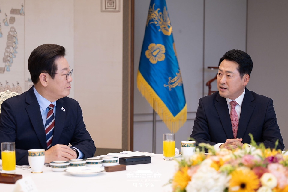이재명 대통령이 8일 서울 용산 대통령실 청사에서 열린 여·야 지도부 오찬 회동에서 장동혁 국민의힘 대표와 대화하고 있다.