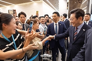 이재명 대통령이 8일 서울 중구 서울스퀘어에서 열린 ‘대한민국, AI로 날다’ 국가인공지능(AI) 전략위원회 출범식에서 악수를 하고 있다. 