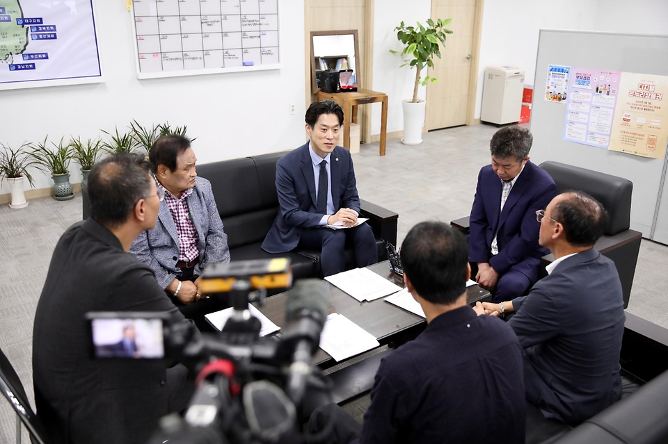 노용석 중소벤처기업부 차관이 1일 경기 수원 전국상인연합회 사무실에서 간담회를 열고 온누리상품권 개편방안을 논의하고 있다.