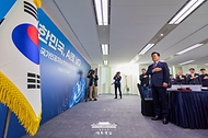 이재명 대통령이 8일 서울 중구 서울스퀘어에서 열린 ‘대한민국, AI로 날다’ 국가인공지능(AI) 전략위원회 출범식에서 국민의례를 하고 있다.