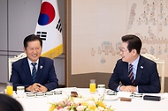 이재명 대통령이 8일 서울 용산 대통령실 청사에서 열린 여·야 지도부 오찬 회동에서 정청래 더불어민주당 대표와 대화하고 있다.