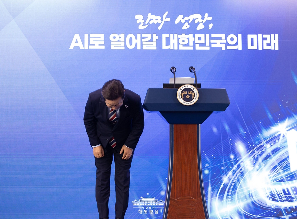 이재명 대통령이 8일 서울 중구 서울스퀘어에서 열린 ‘대한민국, AI로 날다’ 국가인공지능(AI) 전략위원회 출범식에서 인사를 하고 있다. 