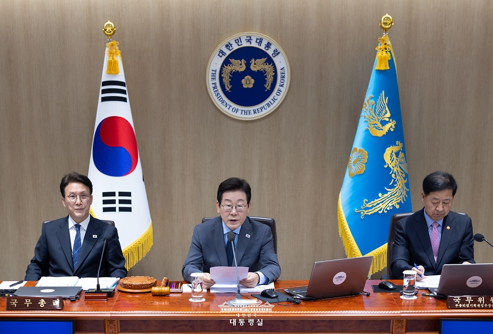 이재명 대통령이 9일 서울 용산 대통령실 청사에서 열린 제41회 국무회의를 주재하고 있다.